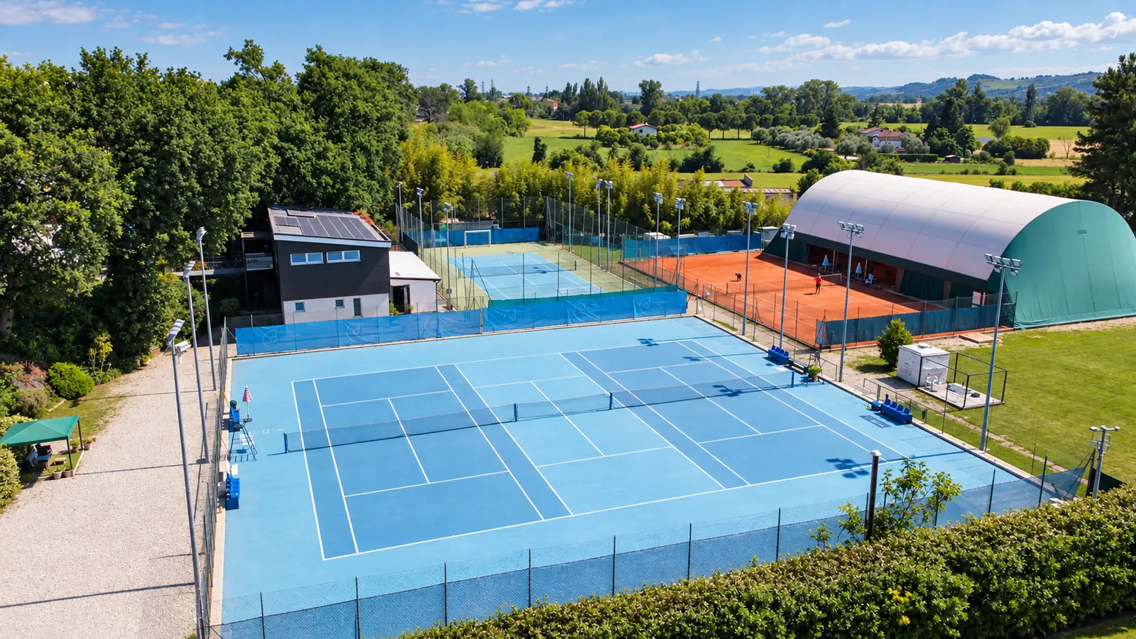 Campi da tennis del Centro Sportivo MTA a Jesi, immersi nel verde